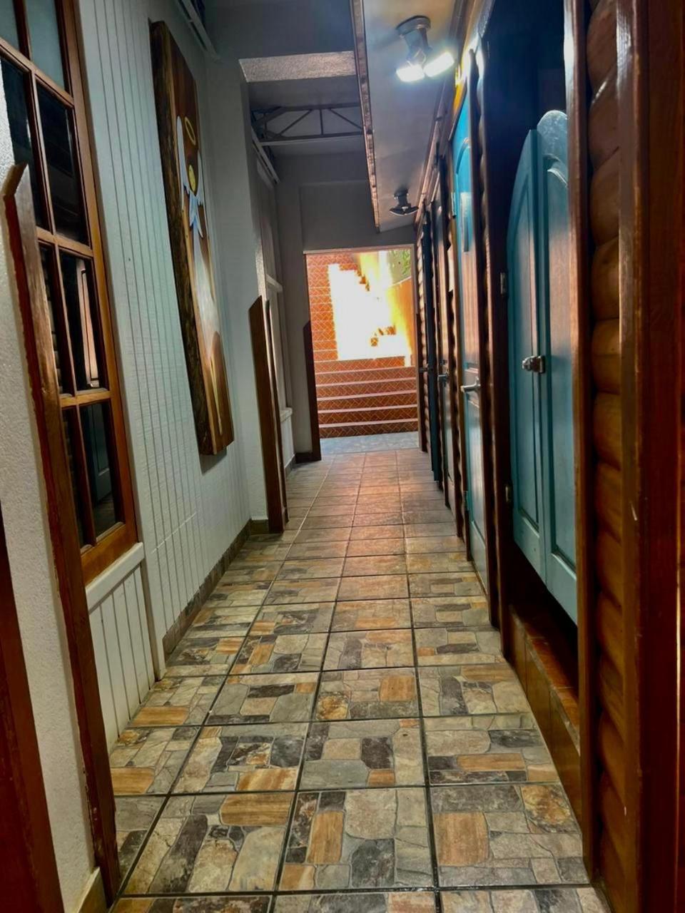 Mr. Tucan Hotel ウェスト・エンド エクステリア 写真