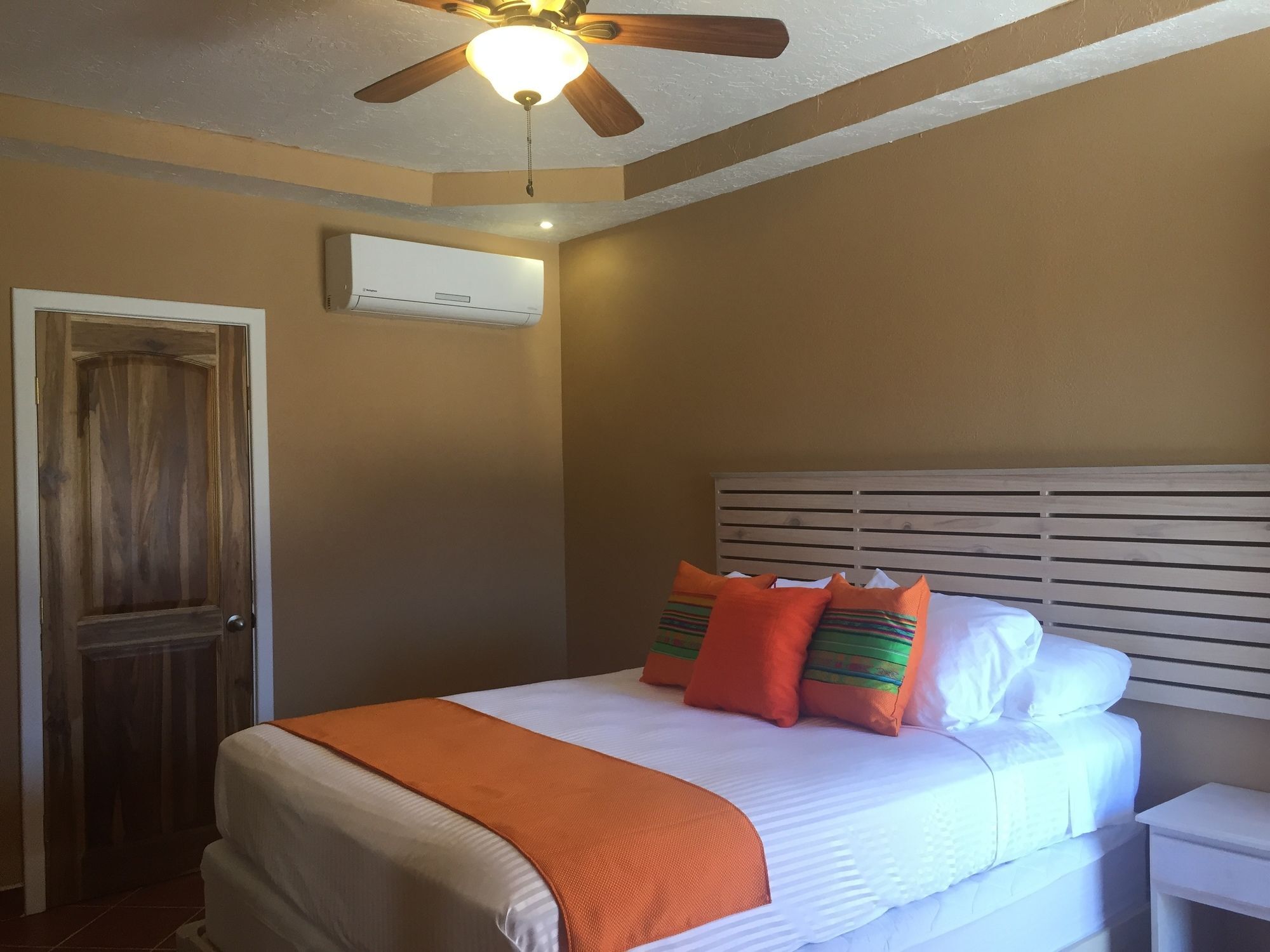 Mr. Tucan Hotel ウェスト・エンド エクステリア 写真